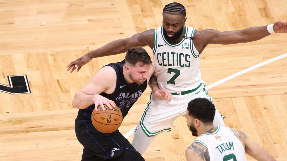 Eine der wichtigsten Fragen vor dem Start der NBA-Finals: Wie würde Boston Luka Doncic (links) verteidigen? Die Celtics versuchten es in Spiel 1 ohne Double - mit Erfolg.