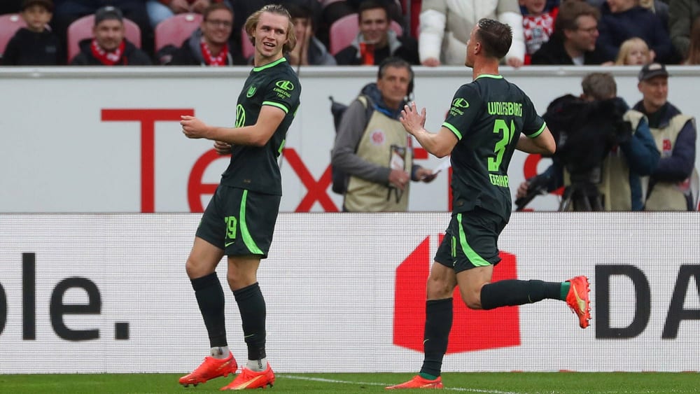 Endlich ein Tor für Wolfsburg: Patrick Wimmer (li.) feiert gemeinsam mit Yannick Gerhardt das 1:0 in Mainz.