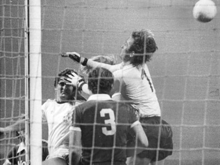Dieter Müller (l.) köpft gegen Bremens Keeper Dieter Burdenski am 17. August 1977 eines seiner sechs Tore gegen Werder