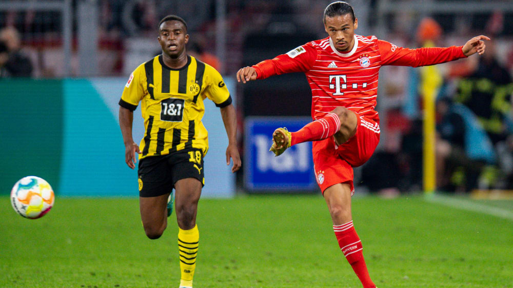 Wiedersehen im November: Youssoufa Moukoko und der BVB empfangen Leroy Sané (re.) und den FC Bayern am zehnten Spieltag in Dortmund.