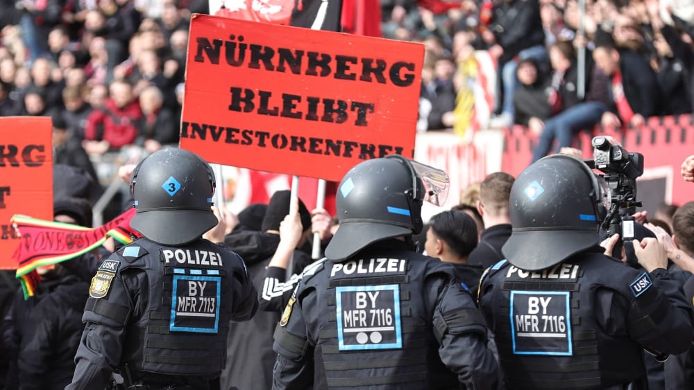 Nürnberger Fans betraten den Stadion-Innenraum, die Polizei rückte an.