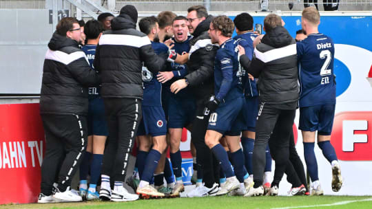 Großer Jubel bei Viktoria Köln nach dem späten Ausgleich in Regensburg. 