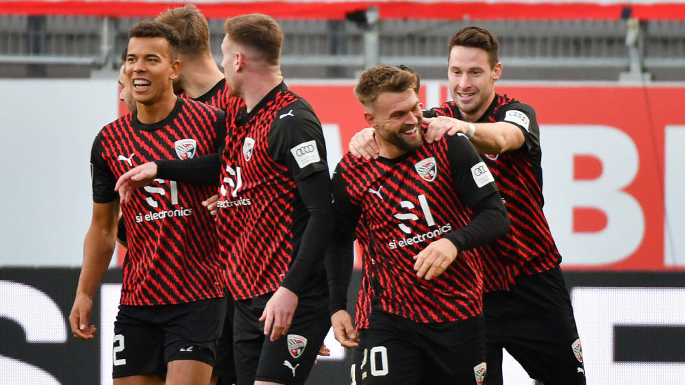 Ingolstadts Yannick Deichmann bejubelt mit seinen Teamkollegen den Treffer zum zwischenzeitlichen 1:0 gegen den SV Sandhausen.
