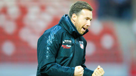 Trainer Fabian Gerber ist mit dem FC Rot-Weiß Erfurt auf Titelkurs in der Regionalliga Nordost.