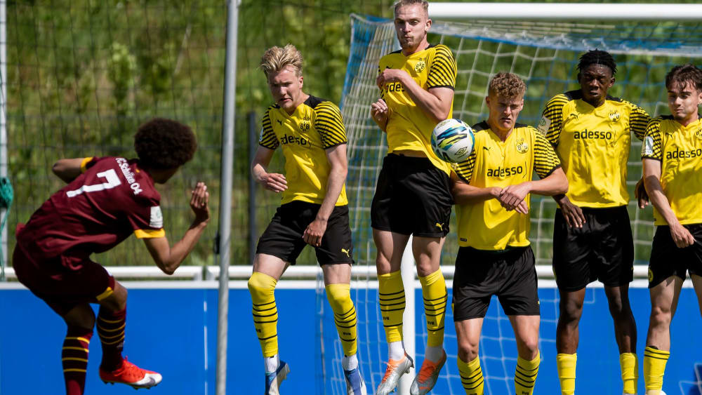 Freistoß erfolgreich geblockt: Schalkes Sané bleibt in der BVB-Mauer hängen.