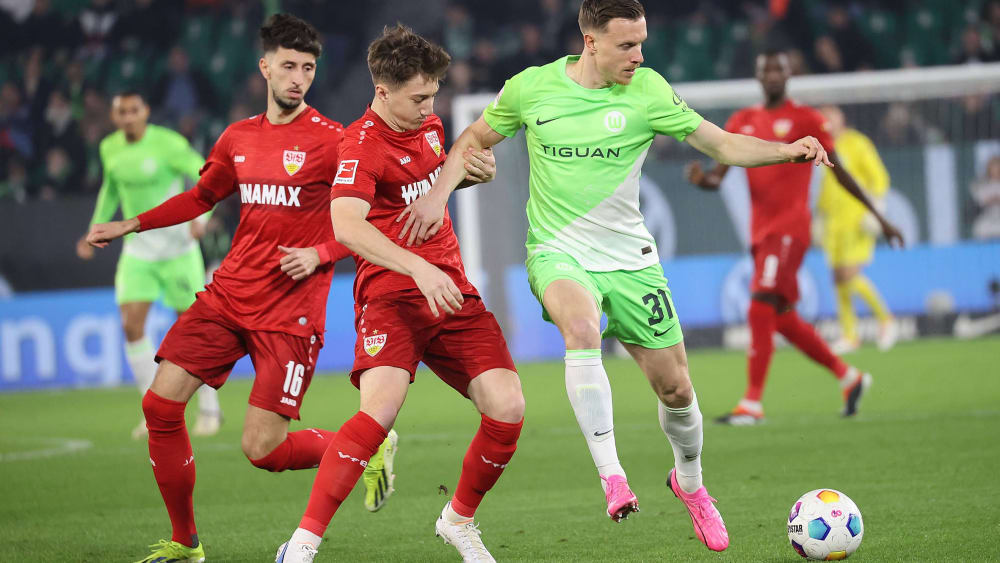 Stuttgarts Stiller im Zweikampf mit Gerhardt (re.).