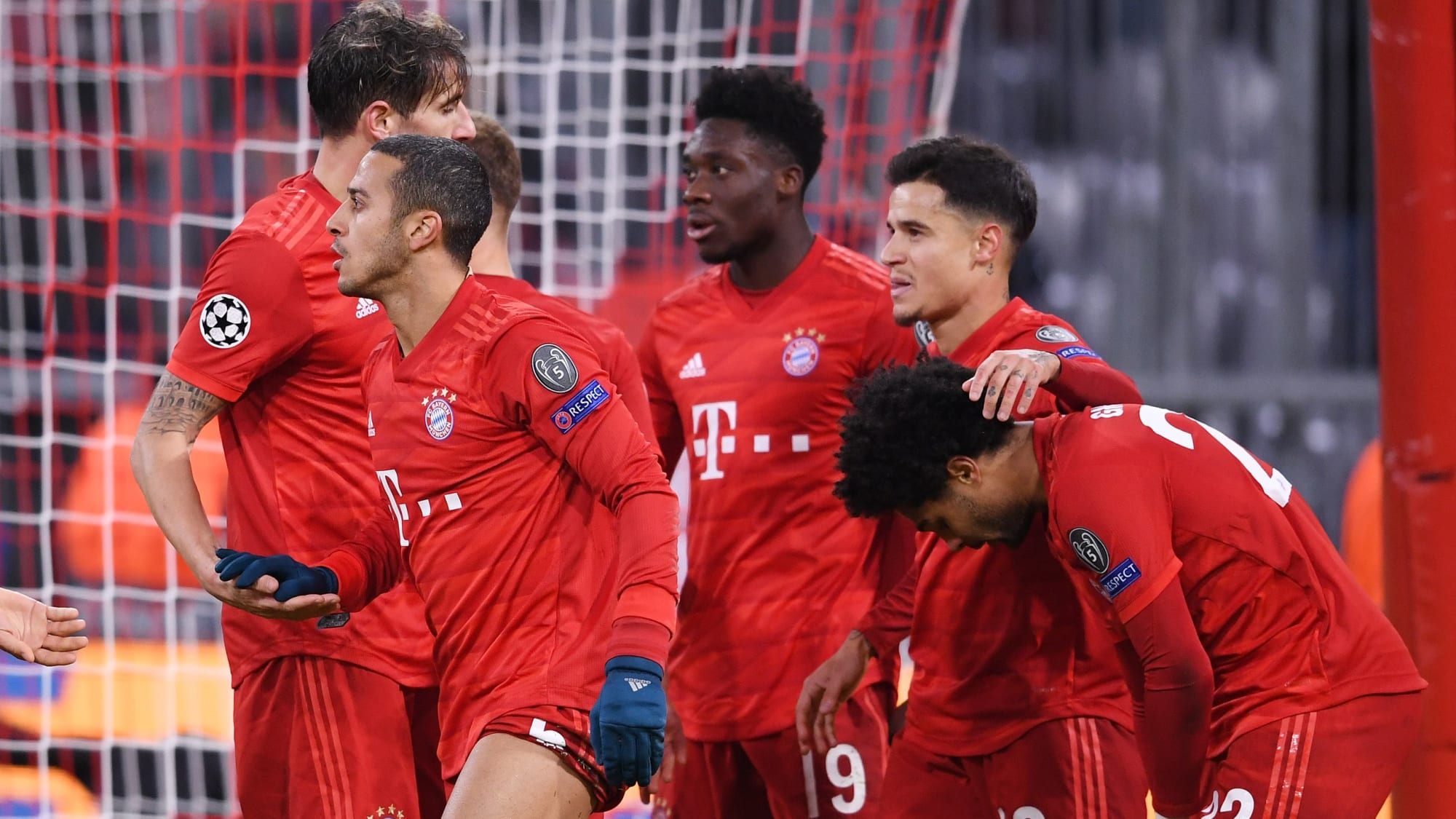 Thiago Alcantara, Alphonso Davies, Philippe Coutinho und Co. bejubeln ein Tor für den FC Bayern München