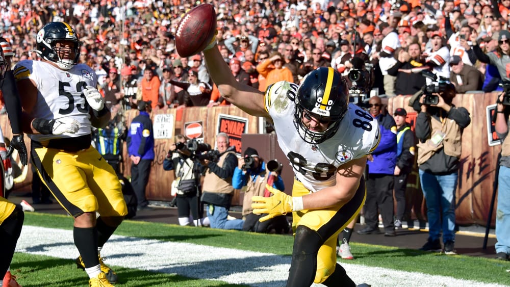 Gronk Spike: Pat Freiermuth bejubelt seinen spektakulären Touchdown-Catch für die Pittsburgh Steelers.