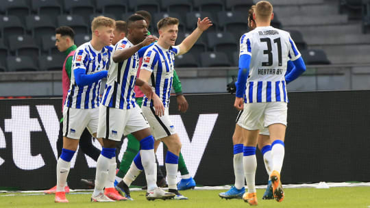 Wachablösung bei Hertha: Luca Netz (li.) und Morton Dardai (re.) jubeln mit den "alten Hasen" Jhon Cordoba (2. v. li.) und Krzysztof Piatek.