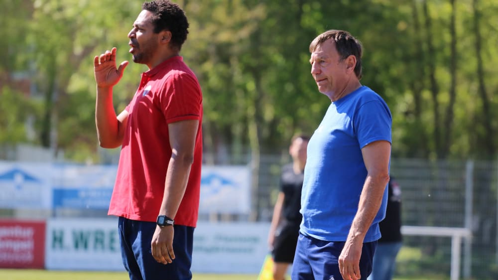 Olufemi Smith und Jens Martens werden beim FC Eintracht Norderstedt auch in der kommenden Saison als Trainer-Duo am Spielfeldrand stehen.