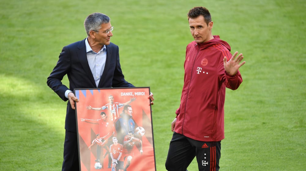 Strebt nach einem Cheftrainer-Posten: Miroslav Klose (hier bei der Verabschiedung durch Bayern-Pr&#228;sident Herbert Hainer)