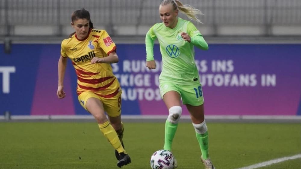 Im Achtelfinale setzten sich Karina Saevik (r.) und der VfL Wolfsburg gegen den MSV Duisburg durch.