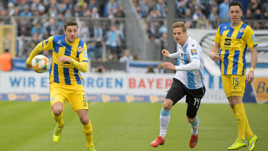 Benjamin Kessel (li.) und Marcel Bär mussten beim 1:1 gegen Duisburg verletzt ausgewechselt werden.