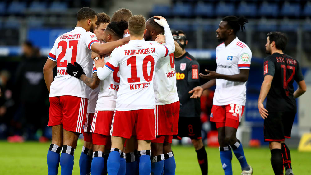 Der HSV ist dank eines 3:1-Heimsiegs gegen Jahn Regensburg an die Tabellenspitze gesprungen.