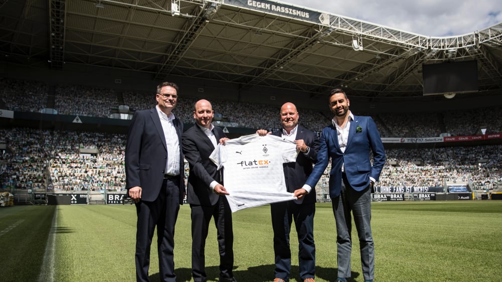 Pr&#228;sentierten stolz das neue Trikot: Guido Uhle (Prokurist Borussia), Stephan Schippers (CEO Borussia), Frank Niehage (CEO flatex) und Muhamad Chahrour (CFO flatex).