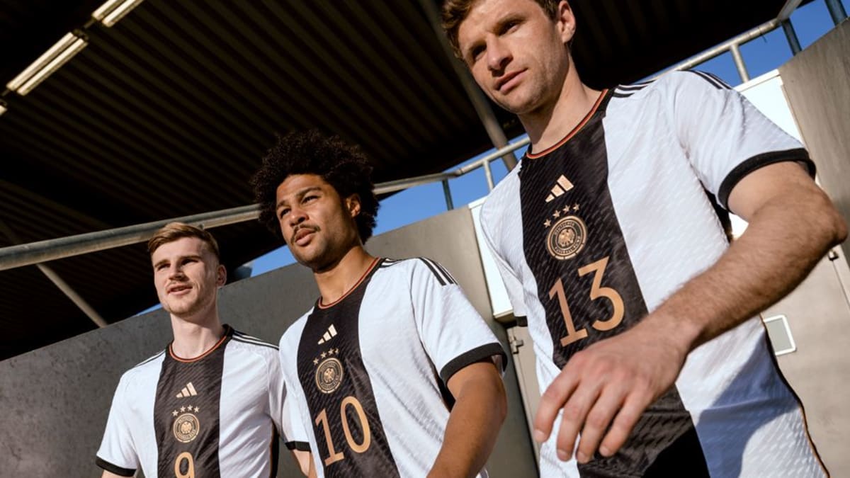  Foto zu So sieht das neue DFB-Trikot für die WM in Katar aus - kicker 
