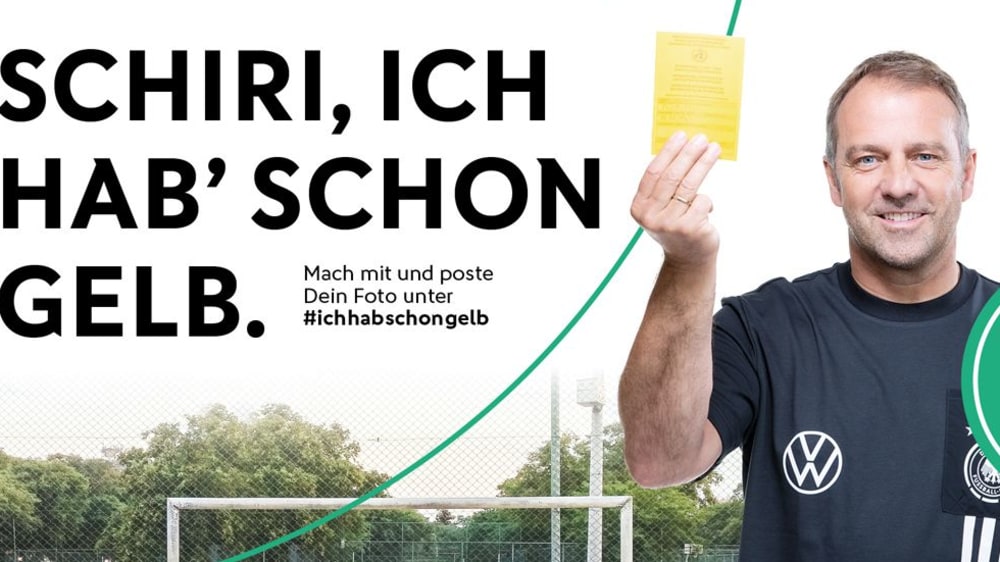 Bundestrainer Hansi Flick zeigt seinen gelben Impfpass.
