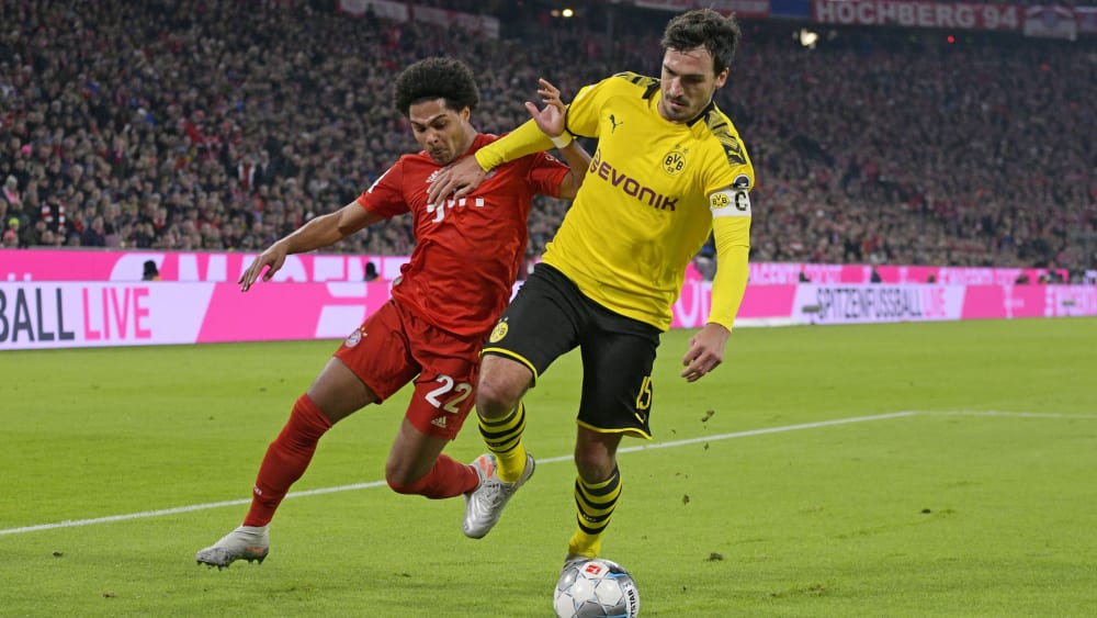 Auch das zweite Duell zwischen Bayern und Dortmund steht in dieser Saison noch aus - hier Serge Gnabry (l.) gegen Mats Hummels in der Hinrunde in M&#252;nchen.