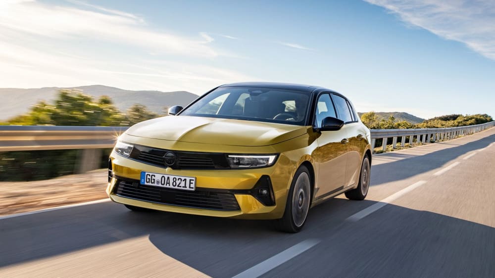 Neuer Opel Astra: Das Kennzeichen "E" verdient er sich vorerst mit Plug-in-Hybrid-Antrieb, ab 2023 dann auch als rein batterieelektrische Version.