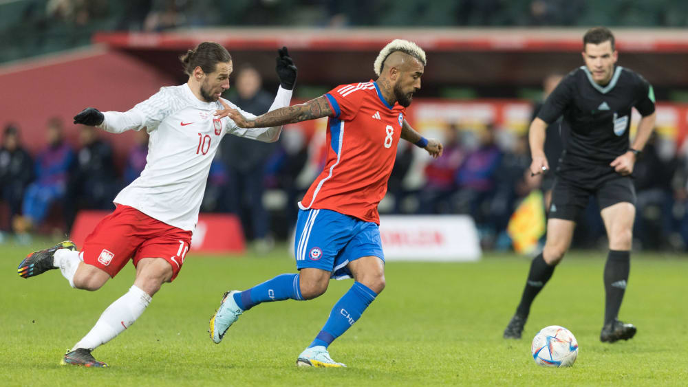 Den Ball im Blick: Arturo Vidal schirmt die Kugel vor Polens Grzegorz Krychowiak (li.) ab.&nbsp;