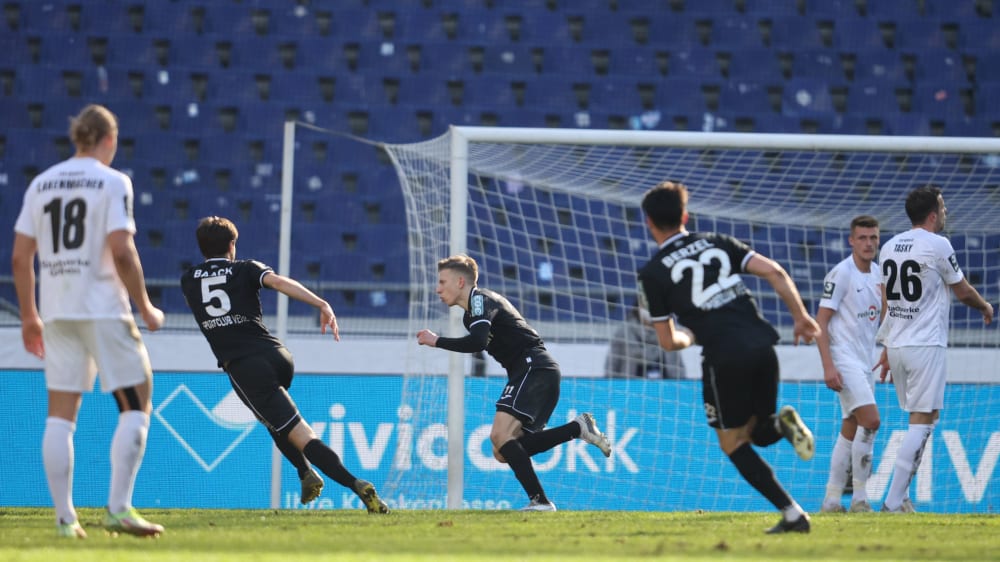 Nico Ochojski erzielt das zwischenzeitliche 3:0 für Verl gegen Havelse.