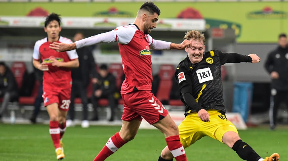 Offensive Mittelfeldakteure im direkten Duell. Freiburgs Torvorbereiter Grifo gegen den Dortmunder Brandt.