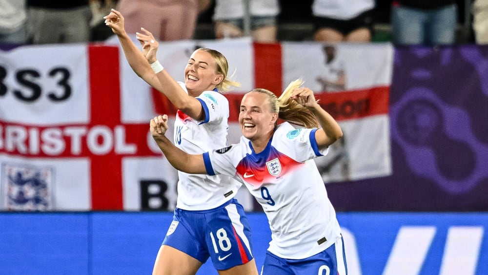 Chloe Kelly und Beth Mead.