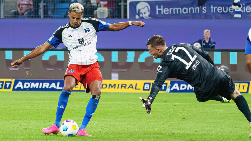 Robert Glatzel (li.) schiebt den Ball vorbei an Tjark Ernst zum 3:0 für den Hamburger SV
