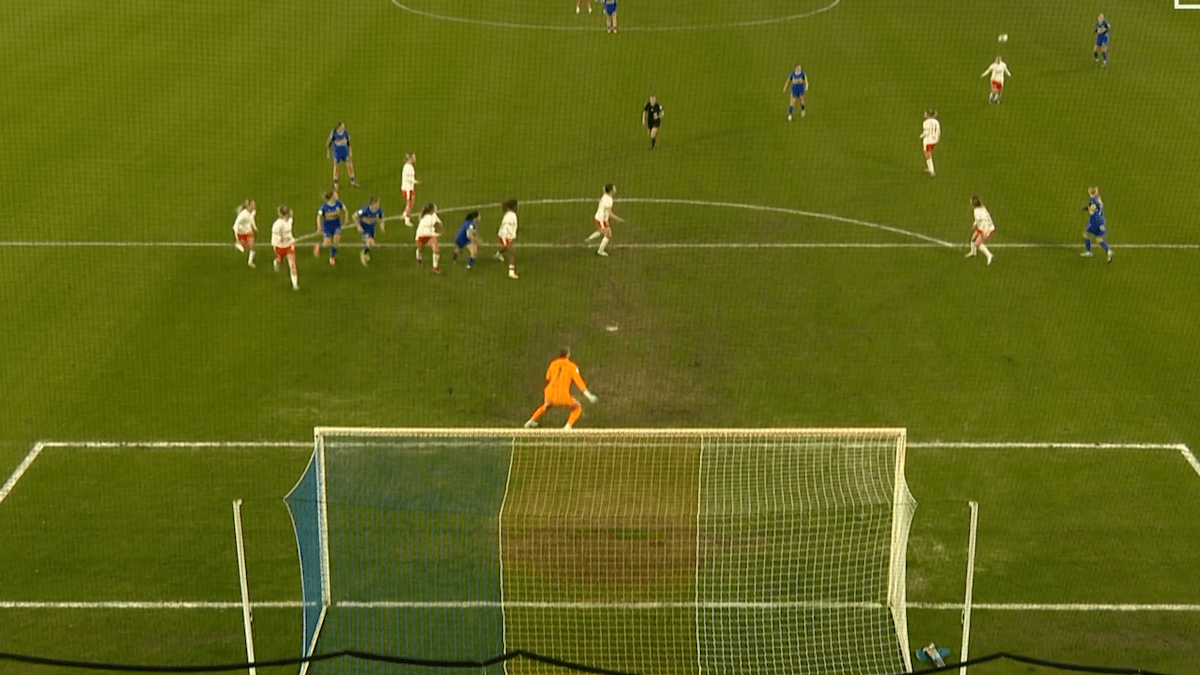 Torhüterin verspekuliert sich komplett: Jena trifft aus 40 Metern