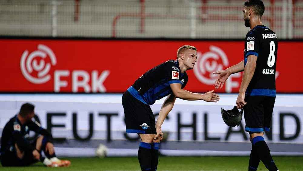 Niedergeschlagen: Kai Pr&#246;ger und Klaus Gjasula steigen mit dem SC Paderborn direkt wieder aus der Bundesliga ab.