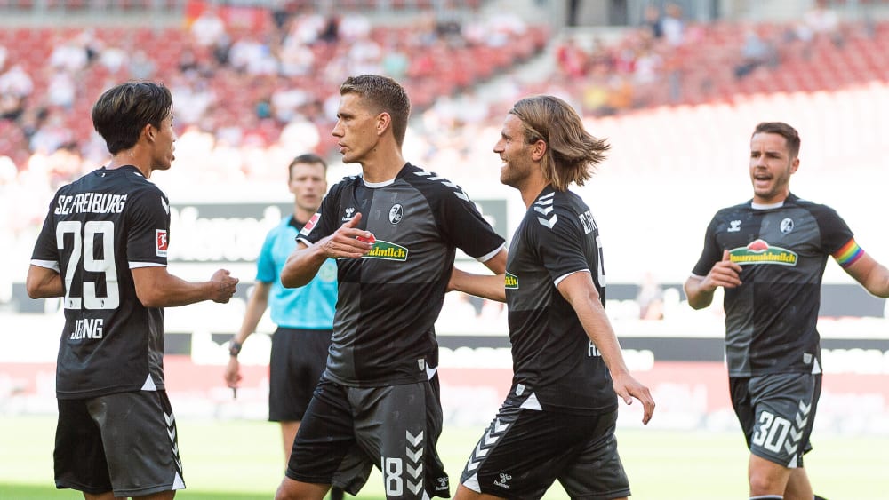 Nils Petersen (2. v. li.) brachte Freiburg beim VfB auf die Siegerstra&#223;e.