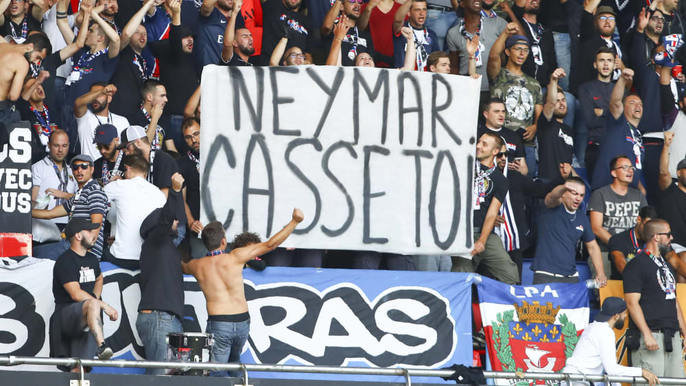 "Hau ab!" PSG-Fans zeigen auf einem Plakat ihre Meinung zu Neymar.