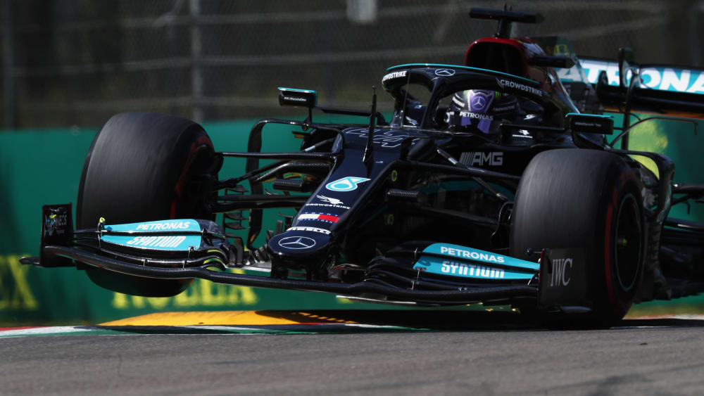 Abgehoben zur Pole Position beim Qualifying von Imola: Lewis Hamilton.