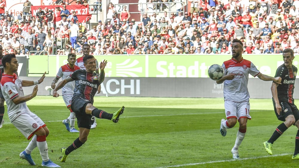 Das 2:0 f&#252;r Leverkusen: Charles Aranguiz jagt den Ball volley unter die Latte.