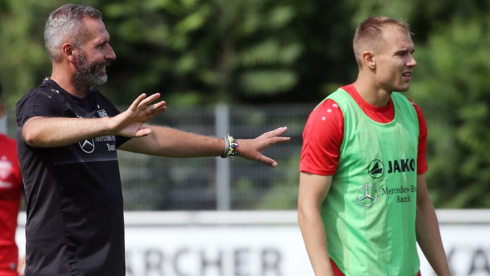 VfB-Coach Tim Walter (l.) mit Holger Badstuber.