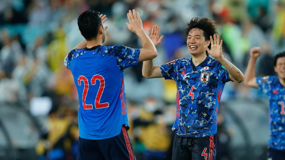 Japans Nationalspieler Ko Itakura (re.) kehrt vorzeitig nach Gelsenkirchen zurück.