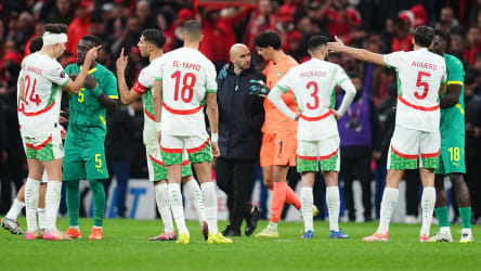 Das sportlich herausragende Endspiel des Afrika-Cup stürzte in der Schlussphase ins Chaos. Die Spieler der Finalisten Marokko und Senegal gerieten wegen eines Elfmeterpfiffs aneinander.