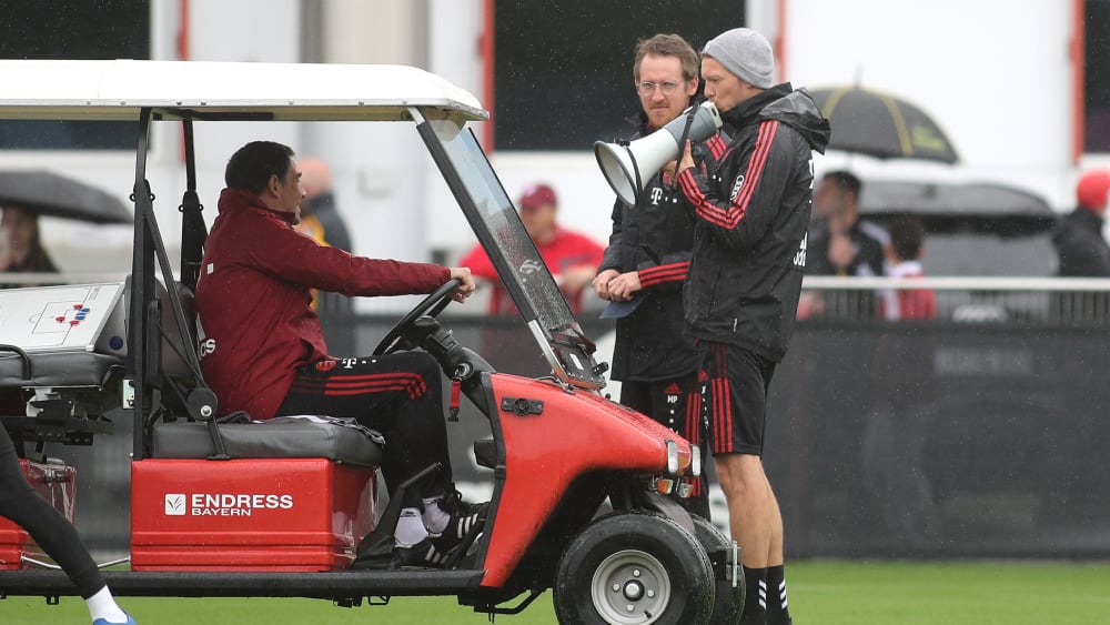 Bayern-Trainer Julian Nagelsmann gibt die Ziele für nächste Saison per Megafon aus.