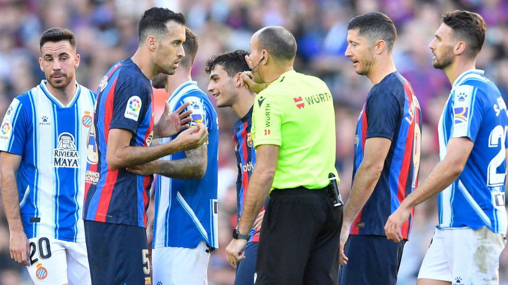 Ungläubig: Die Spieler vom FC und Espanyol Barcelona können im Stadtduell eine Entscheidung von Schiedsrichter Antonio Mateu Lahoz nicht fassen.