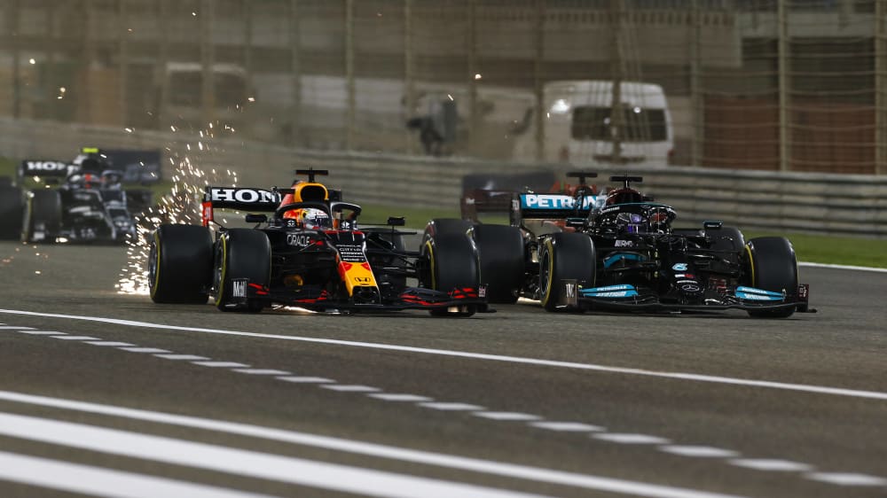 Red-Bull-Pilot Max Verstappen (li.) musste Lewis Hamilton &#252;berholen lassen. 