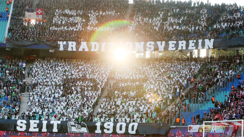 "Traditionsverein seit 1900" - diese Botschaft hatten die Gladbach-Fans bereits vorige Saison in Leipzig verbreitet.