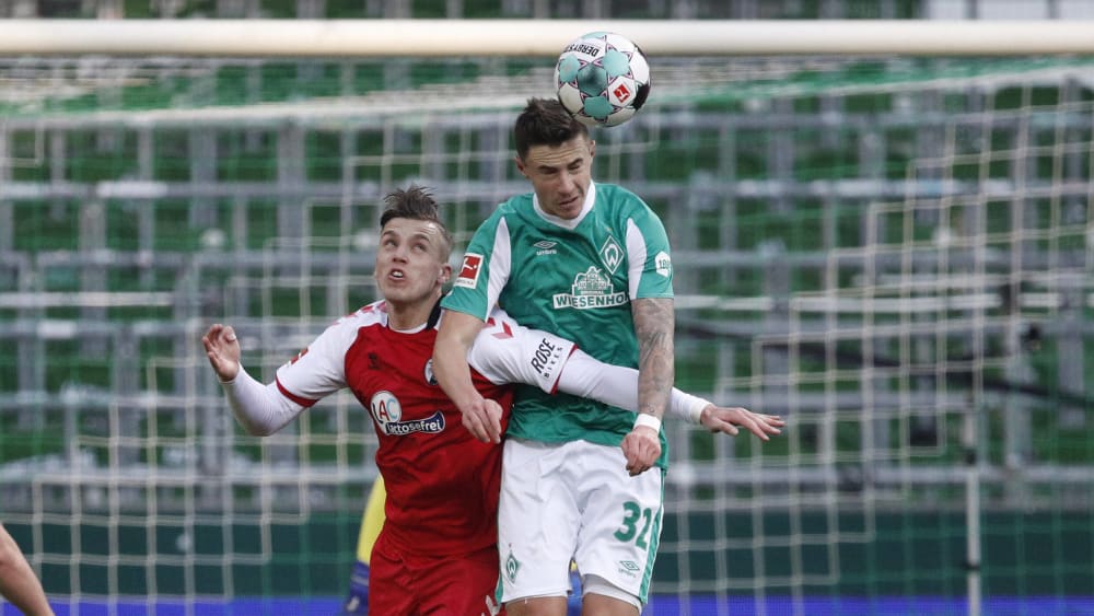 Wenige Chancen gab es beim Duell zwischen Werder Bremen und SC Freiburg: Marco Friedl stand defensiv gut gegen Ermedin Demirovic.
