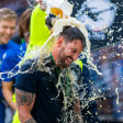 Bierdusche für den Aufstiegstrainer: Mitch Kniat führte Bielefeld zurück in die 2. Liga.