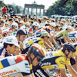 Das Fahrerfeld auf der 11. Etappe der Tour de France 1987 vor dem Brandenburger Tor
