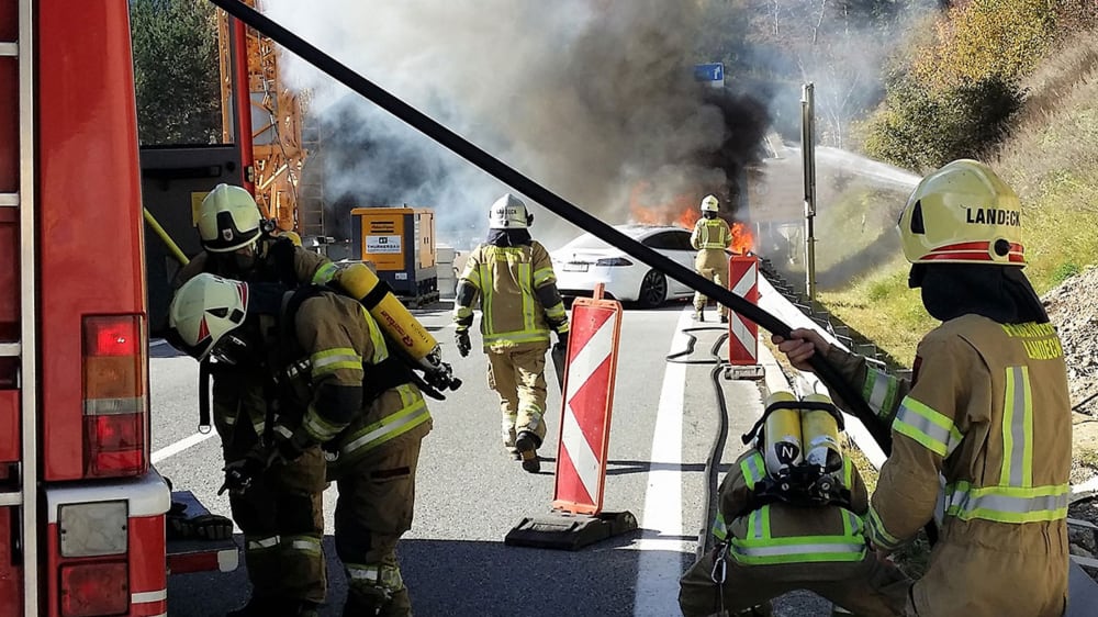 Abgefackelt: Im Oktober 2017 musste die Feuerwehr Landeck einen in Brand geratenen Tesla l&#246;schen.