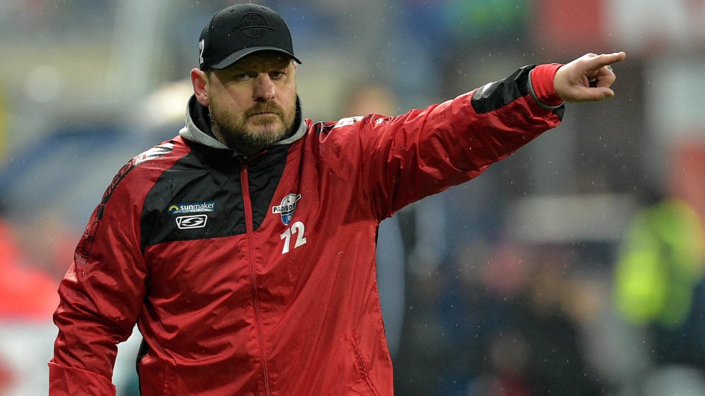 Paderborns Cheftrainer Steffen Baumgart nimmt mit seinem Team das Mannschaftstraining wieder auf.