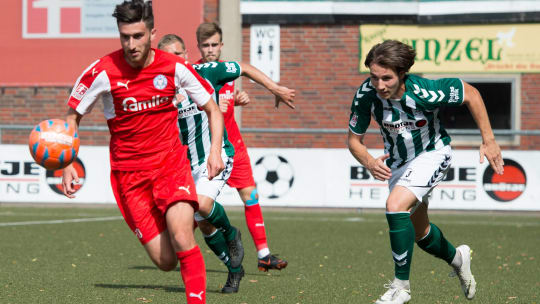 Soll den SV Frisia 03 Risum-Lindholm mit seiner technischen Raffinesse verstärken: Berat Ayyildiz (hier im roten Trikot seines Ausbildungsvereins Holstein Kiel)