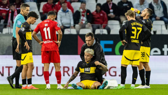 Musste benommen ausgewechselt werden: Dortmunds Niklas Jessen (Mi.).
