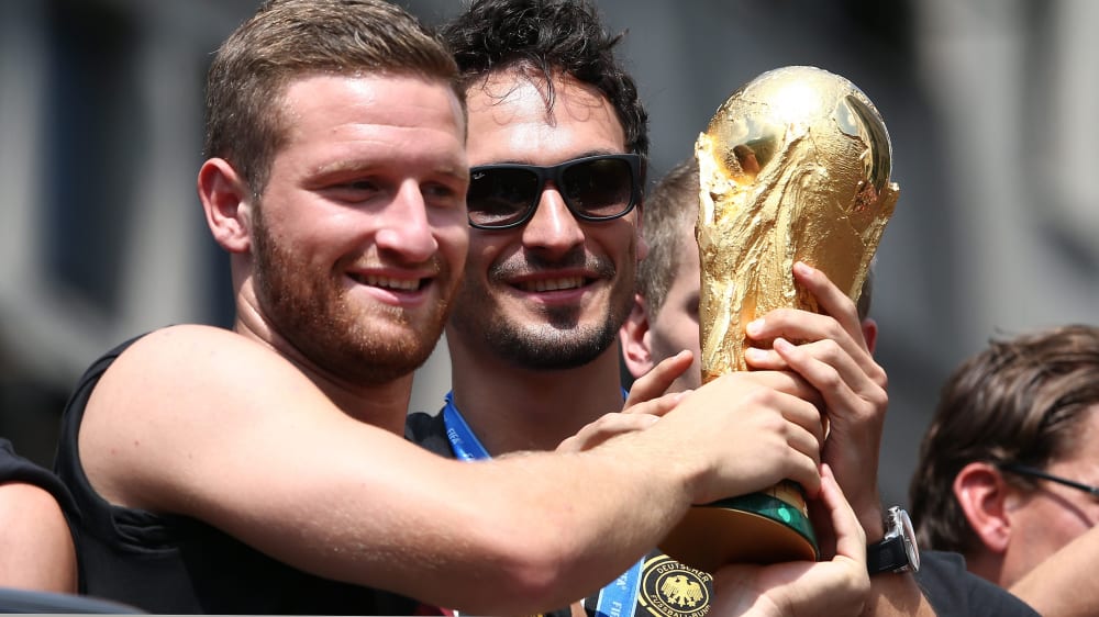 Shkodran Mustafi und Mats Hummels mit dem Weltmeister-Pokal 2014.