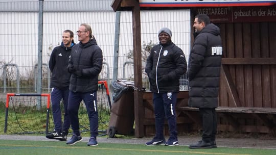 Christiano Adigo (Zweiter von rechts) hat seinen Unterschrift unter einen neuen Vertrag bis Juni 2026 gesetzt.